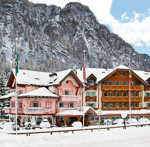 l'esterno' dell'Hotel Soreghes in Val di Fassa